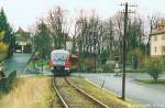 Ein  Desiro  überquerte am 10.11.02 in Ebern den Bahnübergang der Häfnergasse. Am rechten Bildrand wurde zwei Jahre später der Bahnsteig für die neue Endstation der KBS 826 gebaut.