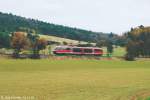 7 Jahre nach Bild ID 844766 war ein „Desiro“ an der gleichen Stelle im Weisachtal. Die Bäume am Bahndamm waren ein gutes Stück gewachsen. Für die Orientierung besser geeignet sind die Telegrafenmasten, die am 10.11.02 noch standen.