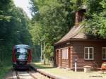 Fast ein Jahr nach dem verheerenden Hochwasser fährt sie auf der 19 km langen Teilstrecke Heidenau-Glashütte ab 29.06.03 wieder, die Müglitztalbahn;  Hier der talabwärtsfahrende DESIRO als RB27412 bei Ausfahrt aus dem Haltepunkt Köttewitz (30.06.03)
