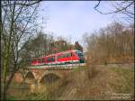 In Mahlitzsch berquert 642 547 als RB27518 Leipzig Hbf - Nossen die Freiberger Mulde. Im Hintergrund die Burgruine  Die Kempe . 15.03.07