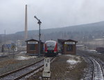 642 228/728 verlässt als RB 23712 (Cranzahl - Chemnitz Hbf) den Bahnhof Cranzahl. Bild wurde während der Fahrt aus dem letzten Wagen der Fichtelbergbahn gemacht. (22.03.2016).