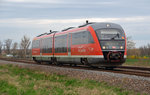 642 233 fuhr am 07.04.16 von Güsten kommend nach Dessau. Auf dem Weg Richtung Köthen hat der Desiro soeben die Landstrasse zwischen Baalberge und Biendorf passiert.