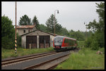 In Höhe des alten ehemaligen Lokschuppen fährt DB Desiro 642032 am 24.5.2016 um 17.47 Uhr in Dolni Poustevna nach Rumburk aus.