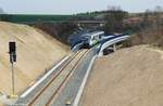 Neu gebaute Strecke Selb - Asch , Blick auf die Brücke über die Umgehungsstraße von Erkersreuth. Ein VGB Desiro ist im Dienst der Oberpfalzbahn und kommt gerade von Asch her über die Brücke. Im Bild das ESig von Selb-Plössberg. Foto vom 12.04.2016