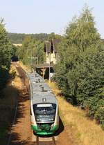 642 817 als RB61 nach Zittau - hier Höhe Haltepunkt Neusalza-Spremberg. 17.08.2018 - von einem Viadukt aus aufgenommen.