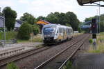 VT 642304 nach G�rlitz f�hrt hier am 25.6.2026 um 13.40 Uhr in den Bahnhof Arnsdorf bei Dresden ein.