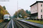 VT 08 hielt am 30.10.03 auf dem Weg nach Hof noch im alten Bahnhof Rslau.