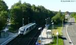 Arriva-VT 25 kommt am 25.5.11 als RB nach Regensburg im neuen Haltepunkt Martinlamitz an. Hinten rechts sieht man das Empfangsgebude des alten Bahnhofs. 