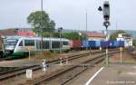 Blick vom Bahnsteig in Schwandorf nach Norden auf den Vogtlandbahn VT 14, der am Vormittag des 18.9.09 als RB aus Hof einfhrt.  