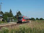 642 022 erreicht als RE 56  Hohenebra Ort  Richtung Nordhausen  am 15.06.2022.
Im Hintergrund geht noch der zweite personenfernbediente Bahnübergang auf.