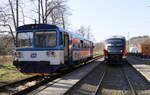 Treffen in Loket. TW 810 666-8 , der zwischen Chodov und Loket pendelt, trifft 642 738 der Erzgebirgsbahn, der  als Sonderzug aus Zwickau kam.18.03.2023  14:45 Uhr.
Beide Züge stehen, der Fotograf stand auf dem Überweg vom Bst. 1 zum Bst. 2