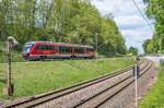 2,5 km nördlich von Crailsheim berühren sich die KBS 782 und 786 fast: 642 721 kam am 29.5.20 auf dem westlichsten Gleis aus Lauda, vor ihm das Einfahr-Vorsignal von Crailsheim für die