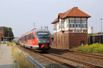 642 698 verlässt auf seinem Weg nach Dessau den Bahnhof von Bernburg an der Saale.