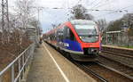 Die Euregiobahn (RB20) aus Stolberg-Rheinland-Hbf nach Aachen-Hbf und kamm ie Kohlscheider-Rampe hoch aus Richtung Herzogenrath und hilt in Kohlscheid und fährt in Richtung Richterich,Laurensberg,Aachen-West,Aachen-Schanz,Aachen-Hbf. 
Aufgenommen von Bahnsteig 2 in Kohlscheid.
Bei Sonnenschein und Wolken am Vormittag vom 4.3.2017.