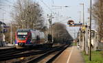 Die Euregiobahn (RB20) aus Stolberg-Rheinland-Hbf nach Aachen-Hbf und kamm die Kohlscheider-Rampe hoch aus Richtung Herzogenrath und hilt in Kohlscheid und fährt in Richtung Richterich,Laurensberg,Aachen-West,Aachen-Schanz,Aachen-Hbf. Aufgenommen von Bahnsteig 1 in Kohlscheid.
Bei schönem Sonnenschein am Nachmittag vom 26.3.2017. 