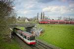 Zugkreuzung bei Dortmund-Kirchderne - Die RB 51 berquert die U42 (09.04.2021, Montage) 