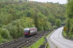 643 033 hat Weilburg verlassen und passiert hier das Einfahrsignal der Gegenrichtung.

Weilburg 27.04.2024