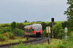 Noch einmal legt sich 643 004 in die Kurve bevor er Winden erreicht. Aufgenommen am Bahn�bergang der B427.

Winden 18.06.2024