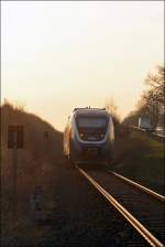 Im Abendlicht des 31.03.2009  bezwingt  der VT710 als RB67 (NWB81559)  DER WARENDORFER  die  Steigung  bei Neuwarendorf.