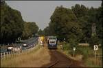 VT710 ist zwischen Raestrup-Everswinkel und Warendorf als NWB81560 (RB67  Der WARENDORFER ) nach Detmold unterwegs und rollt die  Steigung  hinab. Gegen den Autoverkehr hat die Bahn auf diesem Abschnitt keine Chance... (24.06.2009) 

