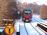 Eine Schneewolke hinter sich herziehend kommt der Talent der Euregiobahn RB20 nach Dren in die Halterstelle Aachen Schanz.