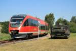 643 065  Stadt Gronau  neben einem Panzerfahrzeug im Bundeswehrdepot in Ochtrup-Brechte.
Ochtrup, 04.06.2011