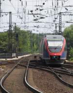 Die  Euregiobahn  verlsst gerade Aachen Hbf und begibt sich auf direktem Wege auf das Aachener Viadukt.