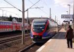 Bahnsteig Gleis 4.......Bahnhof Langerwehe. Ein Zug der Linie RB 20 nach Dren steht am Bahnsteig am 1.4.2012