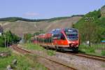 643 046-6 und ein weiterer 643 als RB 30 nach Ahrbrck bei der Abfahrt in Dernau am 13.05.2012