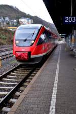Am Bahnsteig in Bingen steht der 643 020 zur Abfahrt bereit nach Kaiserslautern. Sonntag 16.12.2012