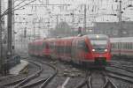Noch ein Bild aus meinem Fundus. Am 10.12.10 regnete es aus Strömen, was mich nicht davon abhielt, meine damals neue Kamera auch unter widrigen Umständen auszuprobieren. Im Vorfeld des Kölner Hauptbahnhofs begegnete mir an dem Tag unter anderem 643 047 samt Bruder, unterwegs als RB 10619 Neuss - Köln Deutz.