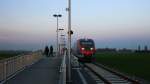 Die Euregiobahn (RB20) steht in Eschweiler-Sankt-Jöris in der Abendstimmung am Abend vom 22.11.2014.