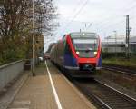 Zwei Euregiobahn (RB20) aus Heerlen(NL)-Stolberg-Hbf kommen die Kohlscheider-Rampe hoch aus Richtung Herzogenrath und halten in Kohlscheid und fahren in Richtung Richterich,Laurensberg,Aachen-West. 
Bei Regenwolken am Morgen vom 13.11.2015.