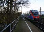 Zwei Euregiobahn (RB20) aus Heerlen(NL)-Stolberg-Hbf kommen die Kohlscheider-Rampe hoch aus Richtung Herzogenrath und halten in Kohlscheid und fahren in Richtung Richterich,Laurensberg,Aachen-West. 
Bei Sonne und Wolken am Kalten Morgen vom 26.11.2015.