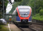 Zwei Euregiobahn (RB20) aus Eschweiler-Sankt-Jöris nach Düren und kommen die Kohlscheider-Rampe hoch aus Richtung Herzogenrath und halten in Kohlscheid und fahren in Richtung Richterich,Laurensberg,Aachen-West. 
Aufgenommen von Bahnsteig 2 in Kohlscheid. 
Bei Wolken am Morgen vom 24.5.2016.