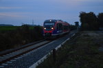 In der Dämmerung des heutigen Abends kommt am Flughafen in Broichweiden der 643 217 der Euroregiobahn gen Herzogenrath gefahren. 23.10.2016