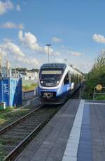 Der Talent-Triebwagen 643 345 der RheinRuhrBahn fährt als RE 14 am 18.09.2023 in Borken ein.