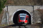 643 043 taucht als RB23 nach Limburg in einen Tunnel ein nachdem er den Bahnhof Fachingen durchgequert hat.