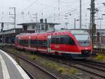 643 069 fährt in Münster Hbf für eine RB-Leistung nach Burgsteinfurt an den Bahnsteig, 28.09.2020