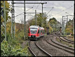 Die Euregiobahn in Form des Talent Triebwagen 643701 nähert sich am 9.11.2022 um 15.26 Uhr dem Bahnhof Herzogenrath.