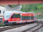 Der Triebwagen VT 643 527 verlässt soeben Pirmasens in Richtung Kaiserslautern am 30/04/10.
