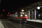 Fertig geschmückt und bereit zur letzten Abfahrt stand 644 016 im Bahnhof Grevenbroich und wartete auf Abfahrt. Mit Pfiff und Fernlichtgruß ging es dann ein aller letztes mal nach Neuss. Seit heute fährt dort VIAS von Bedburg bis Düsseldorf.

Grevenbroich 09.12.2017