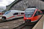 407 503-2 trifft am 2.7.2017 als ICE911 nach Frankfurt(Main) Hauptbahnhof im Kölner Hauptbahnhof auf 644 522-4 als RB38 (RB11825)  Erftbahn  von Neuss Hauptbahnhof nach Köln Messe/Deutz.