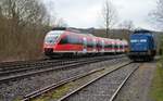 Während 644 011 mit dem RE17 nach Hagen am 26.3.2019 den Bereich des Bahnhofes Arnsberg erreicht, ist die PRESS 204 012-4 abseits der Holzverladung kalt abgestellt.