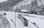 Mit dem RE 57 nach Dortmund Hbf. verlässt 644 547 am 09.01.2021 den Bahnhof Brilon Wald