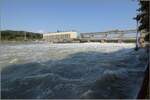 Impression vom Hochrhein.

Auf badischer Seite fhrt ein 644 Richtung Waldshut dem Rhein entgegen. Durch die Flutwehre des Kraftwerk Ryburg-Schwrstadt rauscht mehr Wasser am Kraftwerk vorbei, als am Rheinfall zur gleichen Zeit herunterstrzt (drfte zum Aufnahmezeitpunkt ca. 1000 m/s gewesen sein). Rheinfelden, Juli 2021.