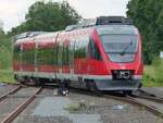644 045 rangiert in Burgsteinfurt, aufgenommen vom Ende des Bahnsteigs,  25.05.2022