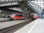 Kln Hbf 15. September 2006: links auf Gleis 7 steht eine RB nach Euskirchen und rechts auf Gleis 8 der Thalys nach Paris Nord.