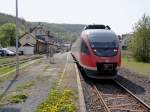 Ersatz fr den Ersatz: 644 027 und einer seiner Brder stehen hier am 21.04.2011 am Bahnsteig in Bad Mnstereifel als Zug 11632. An sich wre das ein 218-Umlauf (es sollte 218 105 verkehren), aber diese war schadhaft an der E-Heizung. Schade...