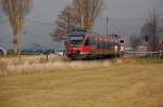 Ein 644 hat so eben einen Bahnbergang an der B51 berquert und fhrt nun in Richtung Endstation Bad Mnstereifel. 6.11.2011